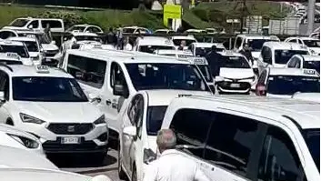 I taxi bloccati fuori dallo scalo I taxi bloccati fuori dallo scalo