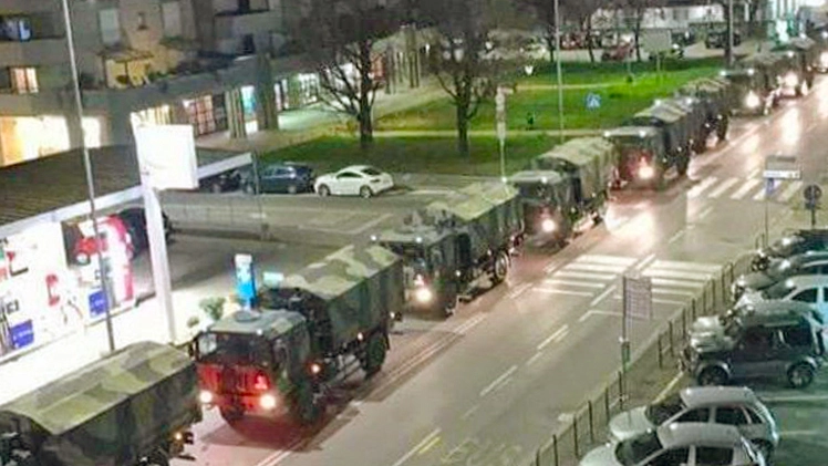 Le bare trasportate dai camion dell'Esercito