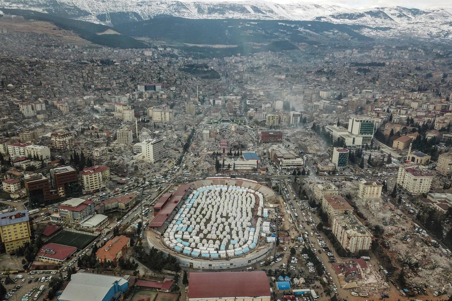 Terremoto Turchia: le tende allestite allo stadio Kahramanmaras