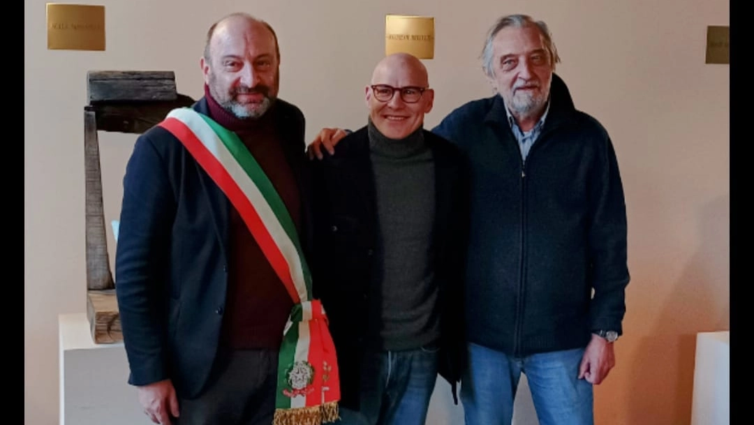 Jacques Villeneuve, già residente a Somma Lombardo da molti anni, ha ottenuto la cittadinanza italiana con una cerimonia ufficiale a Palazzo Comunale (Foto facebook)