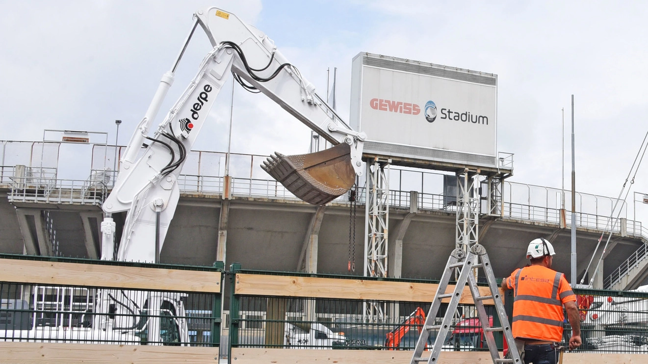 Gli operai al lavoro allo stadio