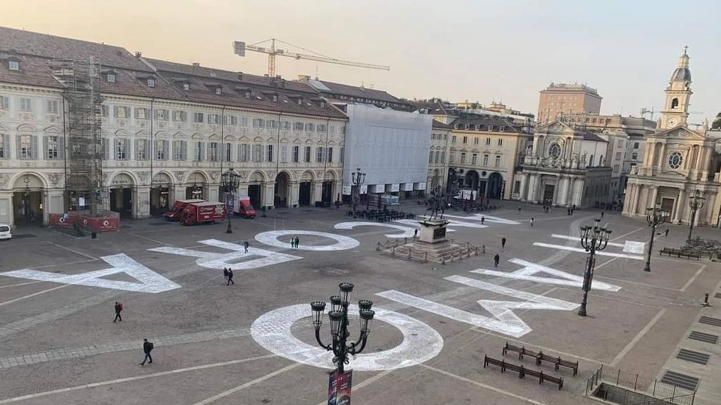 La scritta in piazza San Carlo a Torino