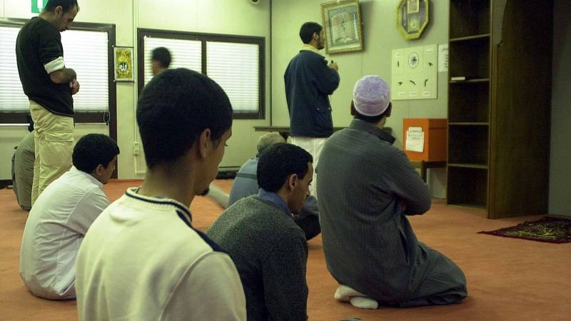 Alcuni fedeli musulmani in preghiera in una moschea