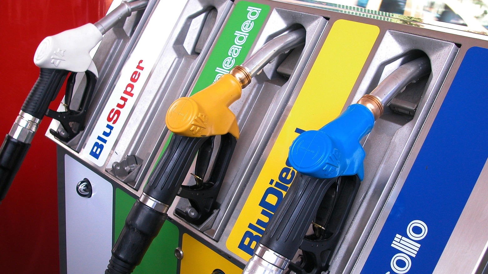 Diesel e benzina: prezzi in calo (Ansa)