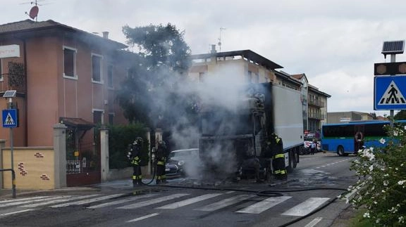 Il camion distrutto dalle fiamme Il camion distrutto dalle fiamme