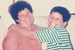 Crocifisso Dentello con la madre Melina, molti anni fa