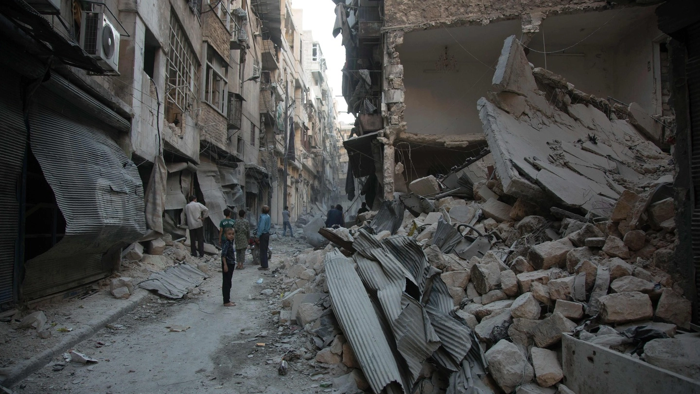 La città di Aleppo bombardata (Afp)
