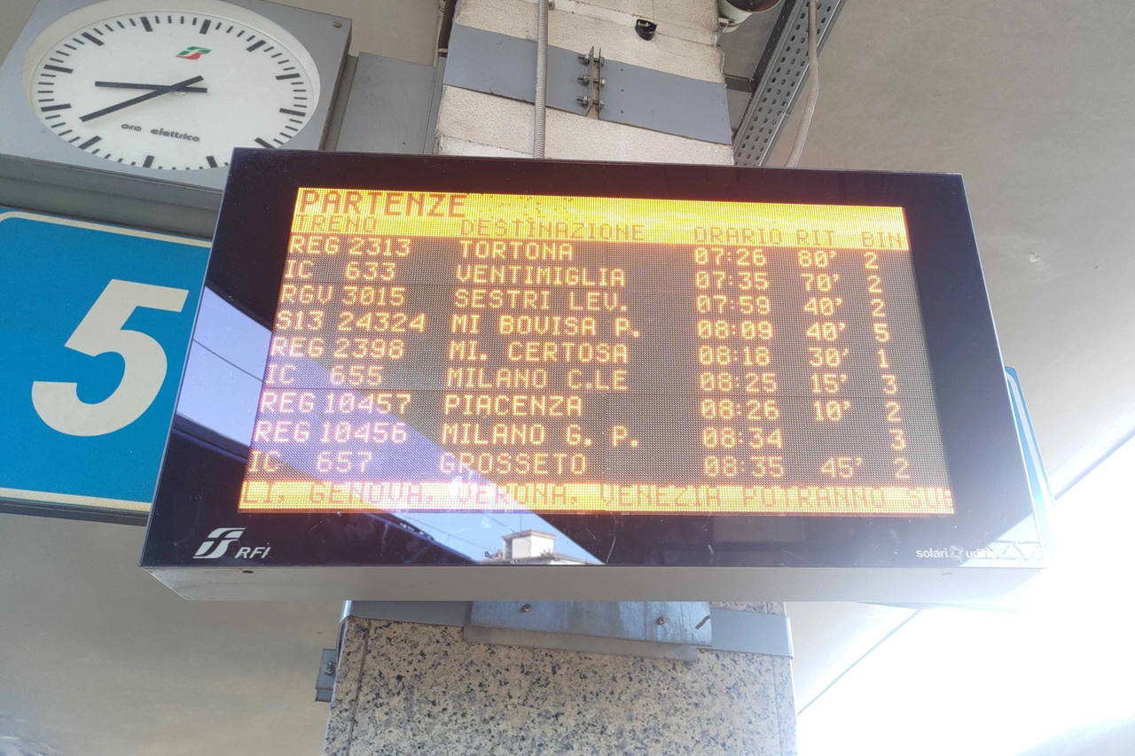 Tabellone alla stazione di Pavia