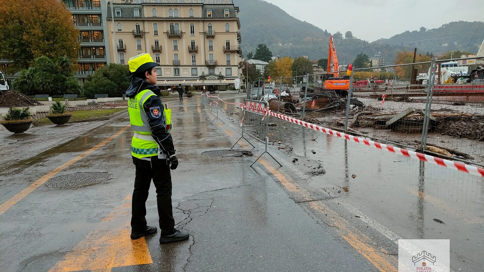 Riaperta una corsia della strada di fronte a piazza Cavour 