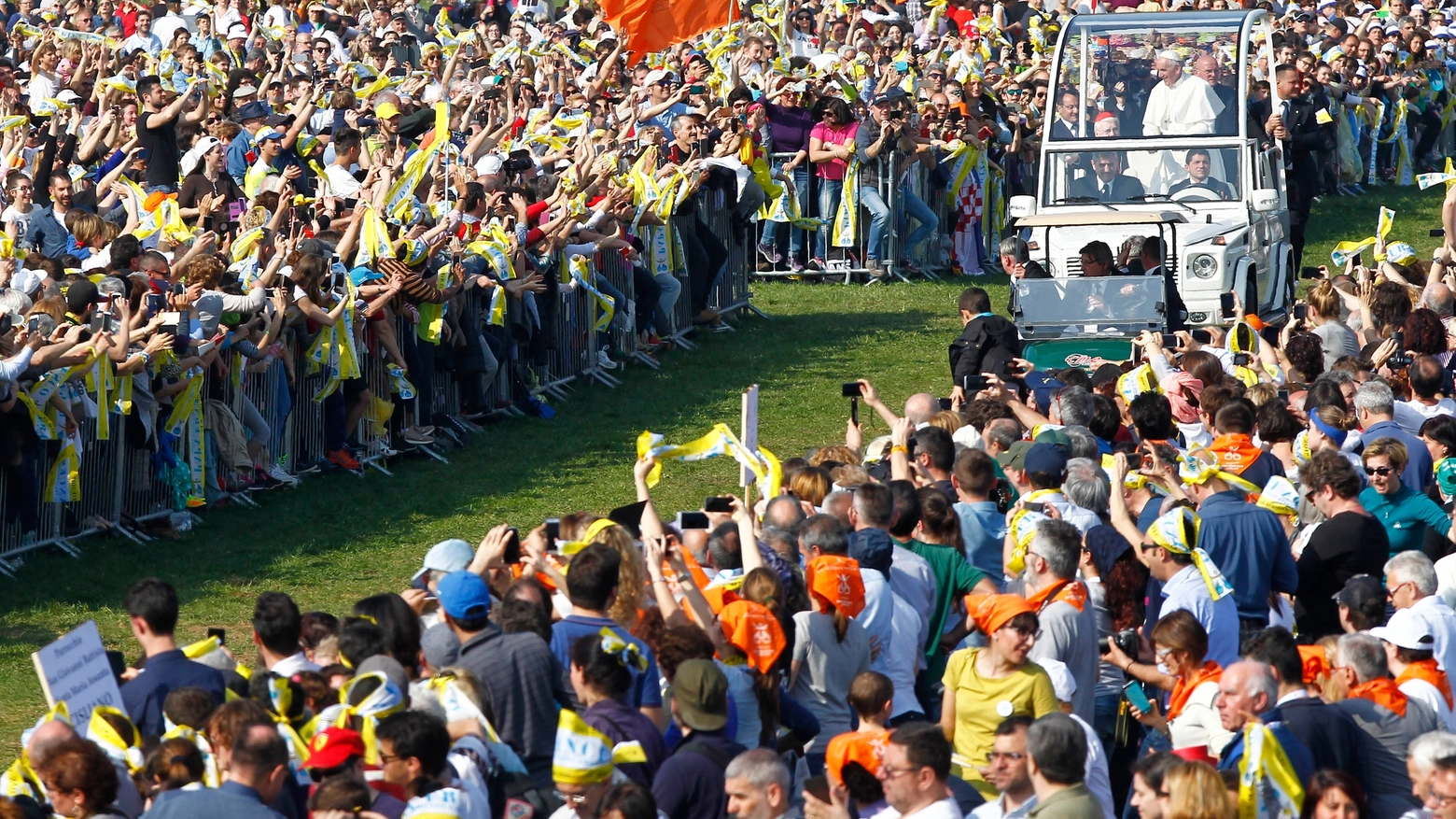 Il Papa circondato dai fedeli al parco di Monza (La Presse)