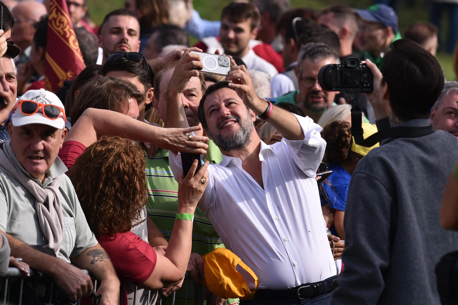 Salvini, selfie coi militanti sul pratone di Pontida