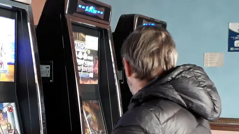 Rapina alla sala slot Pistole in pugno minacciano il gestore Bottino 10mila euro Rapina alla sala slot Pistole in pugno minacciano il gestore Bottino 10mila euro