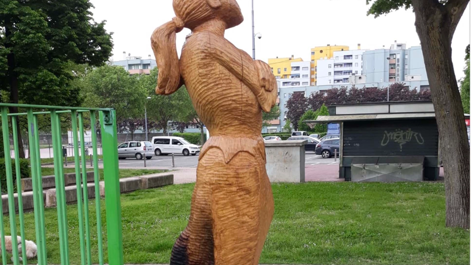 La statua della partigiana martire Giulia Lombardi