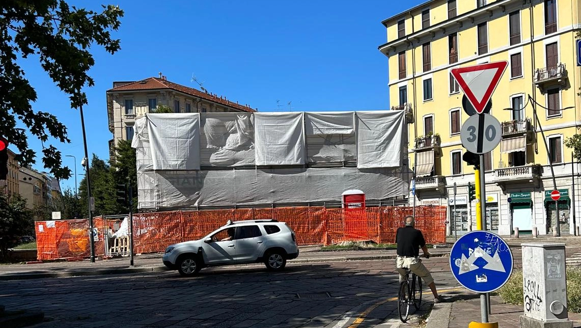 L'impalcatura sul chiosco di Giannasi a Milano (foto Landini)