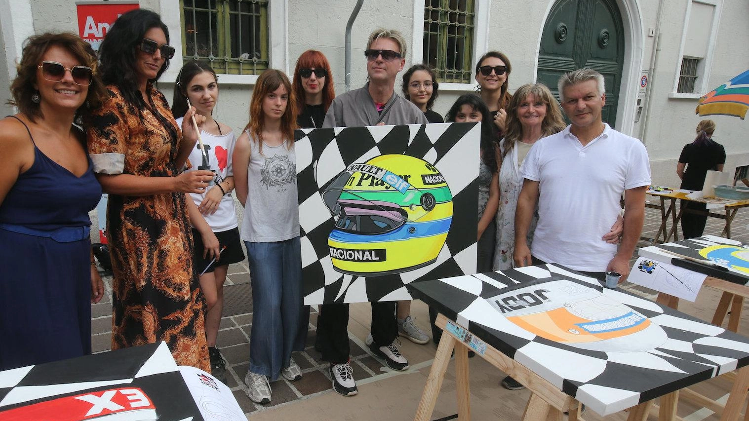 Il volto Pop dell’automobilismo Andy e i ragazzi del Valentini ricreano i caschi dei campioni Il volto Pop dell’automobilismo Andy e i ragazzi del Valentini ricreano i caschi dei campioni