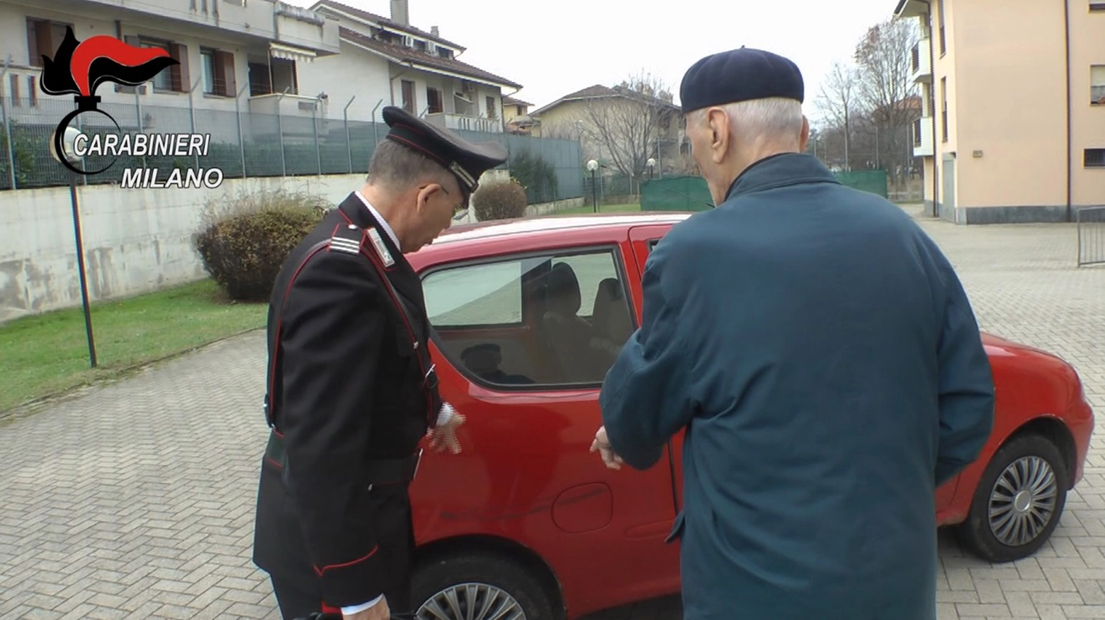 Bareggio, l'anziano raggirato mostra ai Carabinieri la propria auto
