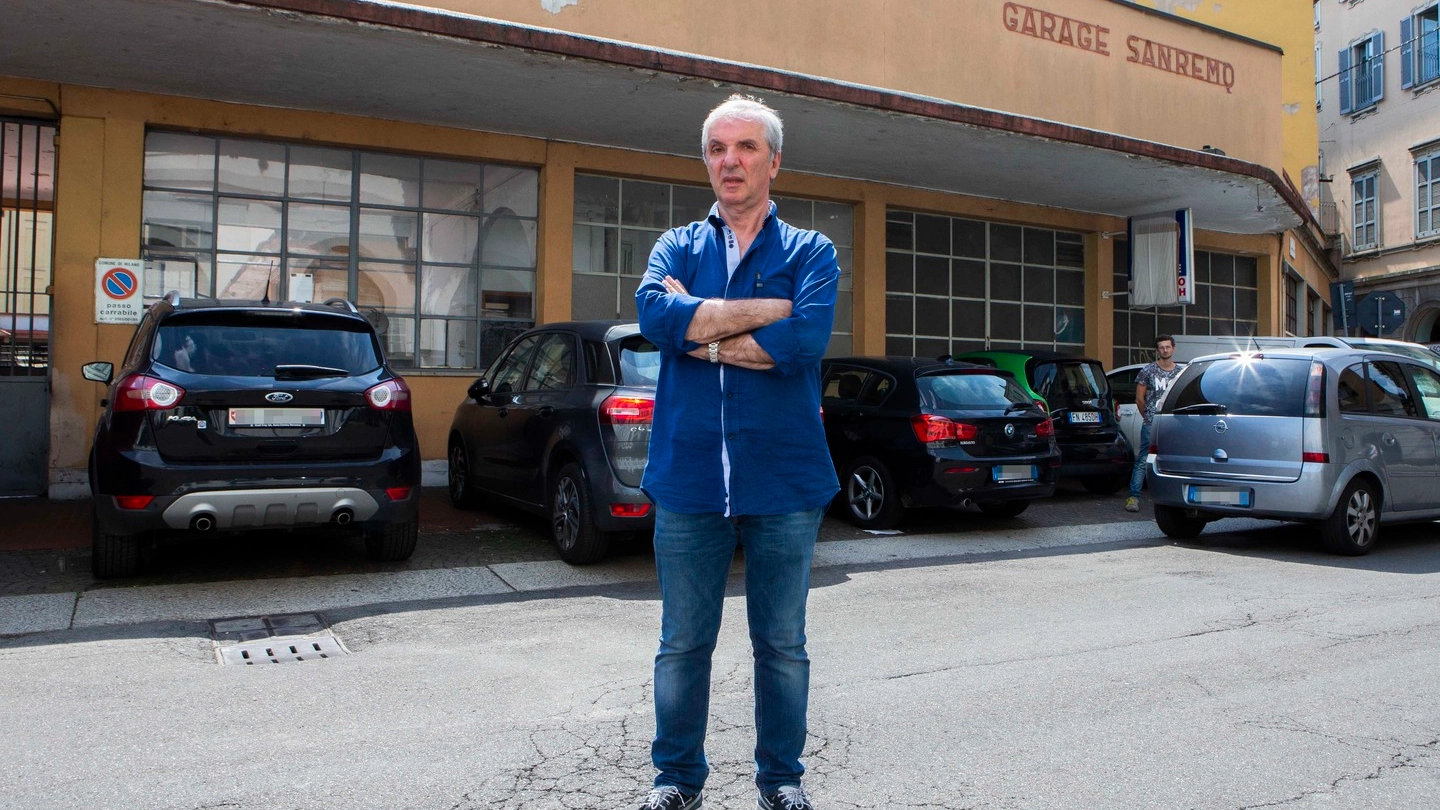 DELUSO Ernesto Pirovano, 64 anni, davanti  allo storico garage  Sanremo di via della Zecca Vecchia 3