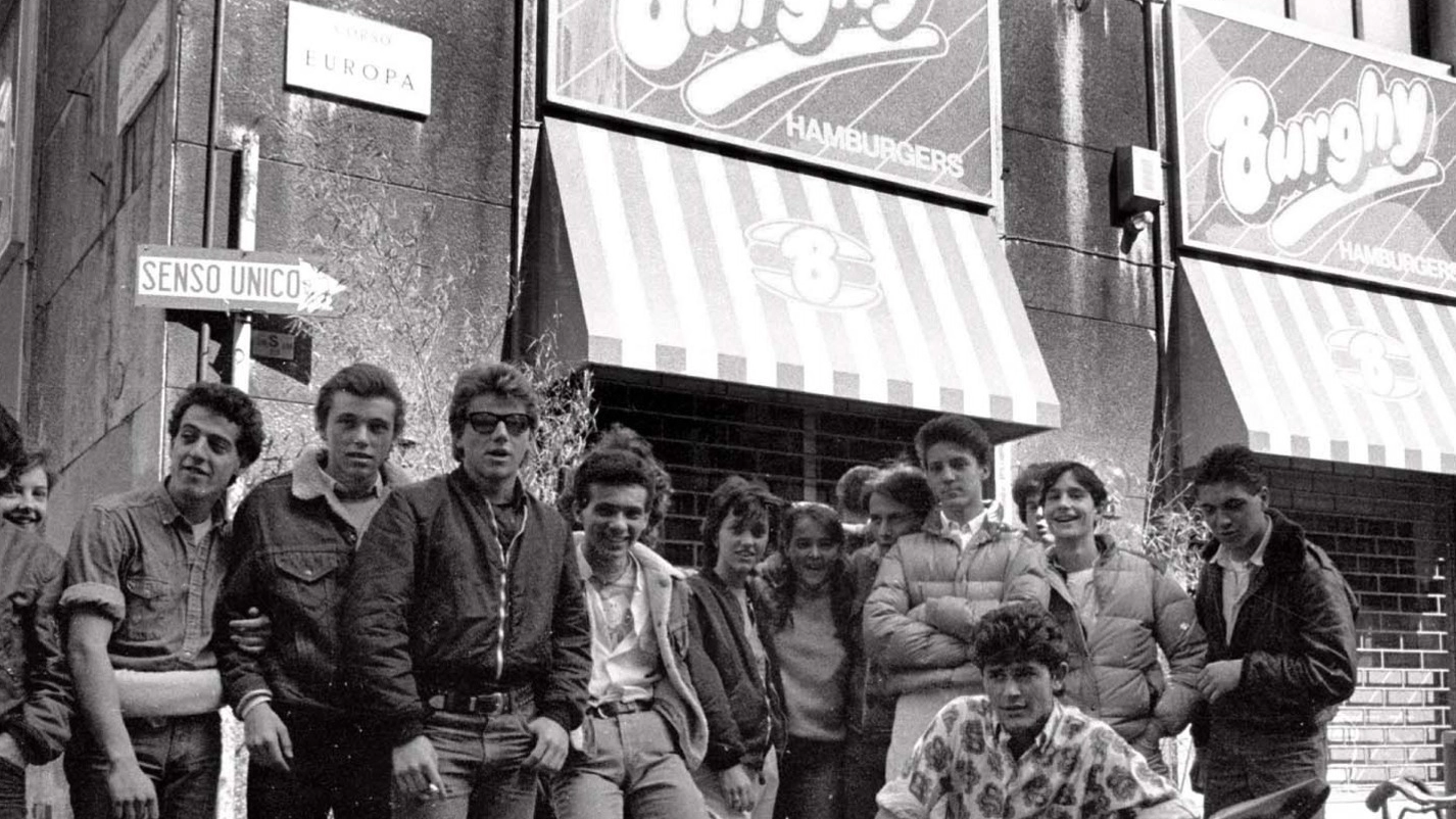 Gruppo di «paninari» davanti all’allora Burghy  di piazza San Babila, angolo corso Europa, nel 1985