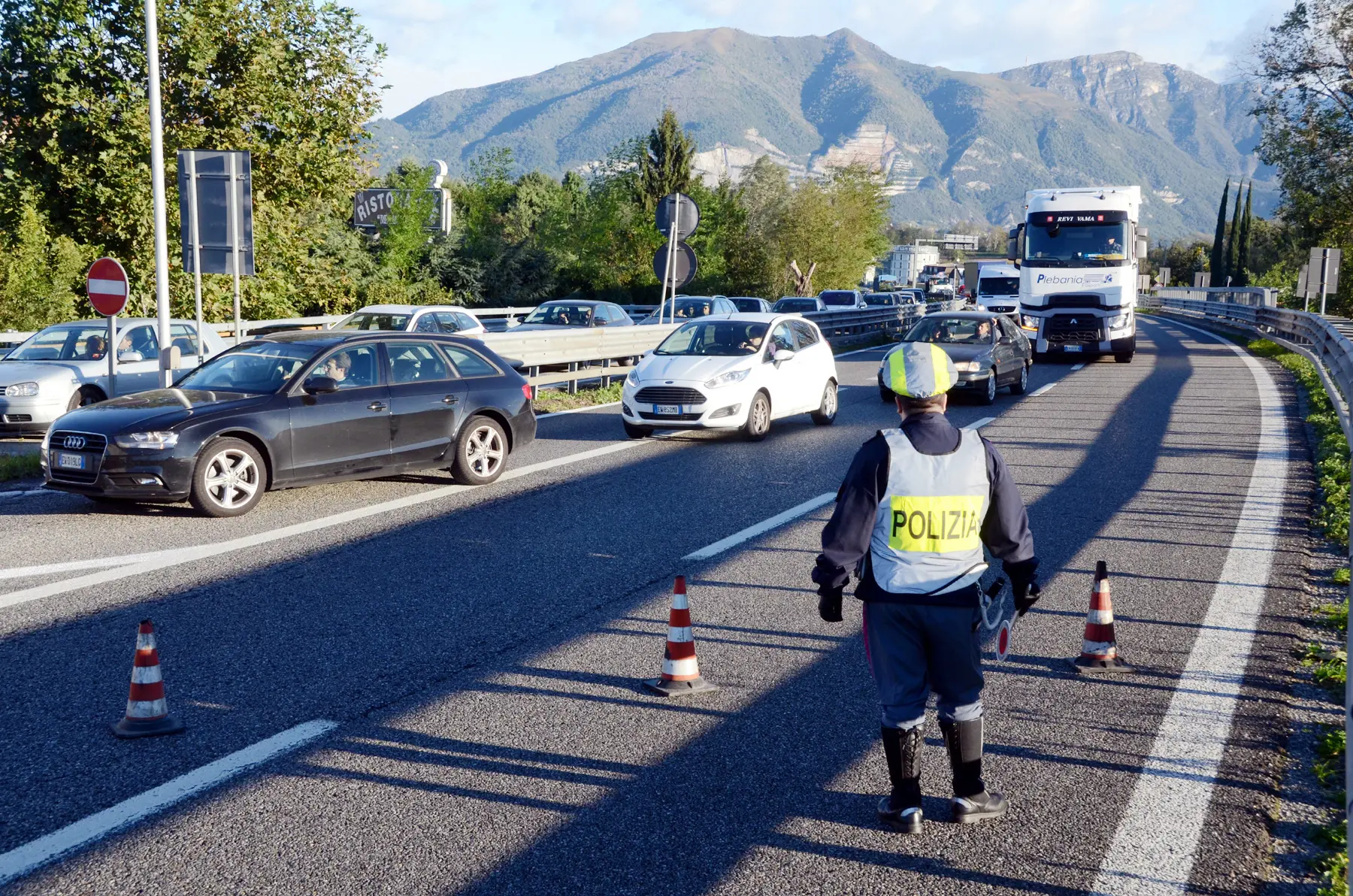 Nibionno, Super ancora chiusa per un incidente