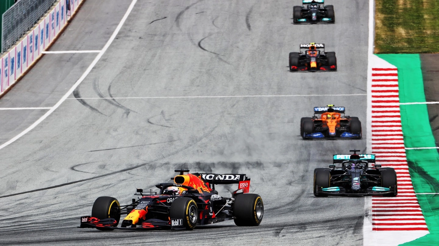 Max Verstappen davanti a Lewis Hamilton
