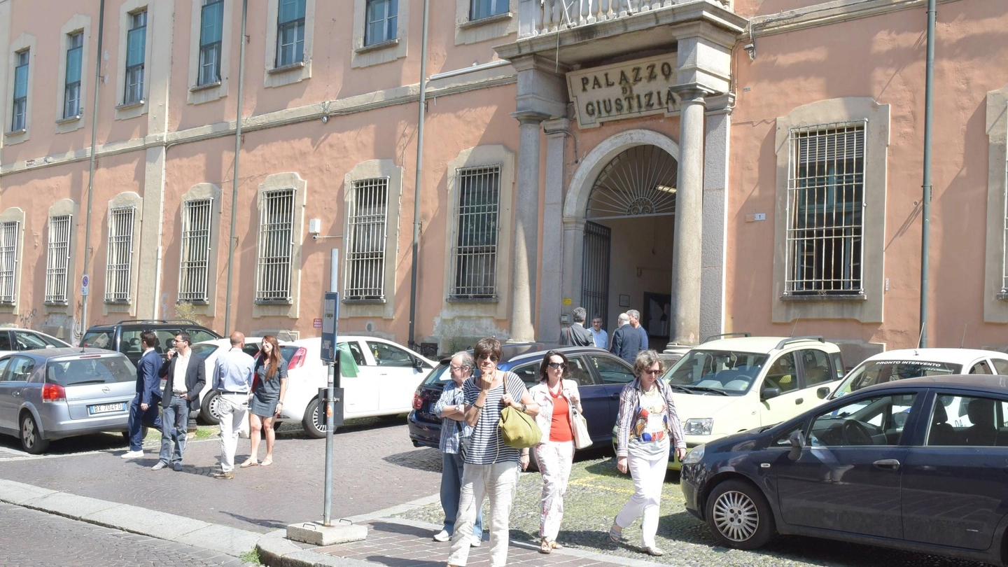 SIGILLI Sopra, uomini al lavoro in un cantiere come quello sotto sequestro  A destra, il tribunale di Pavia nella bufera
