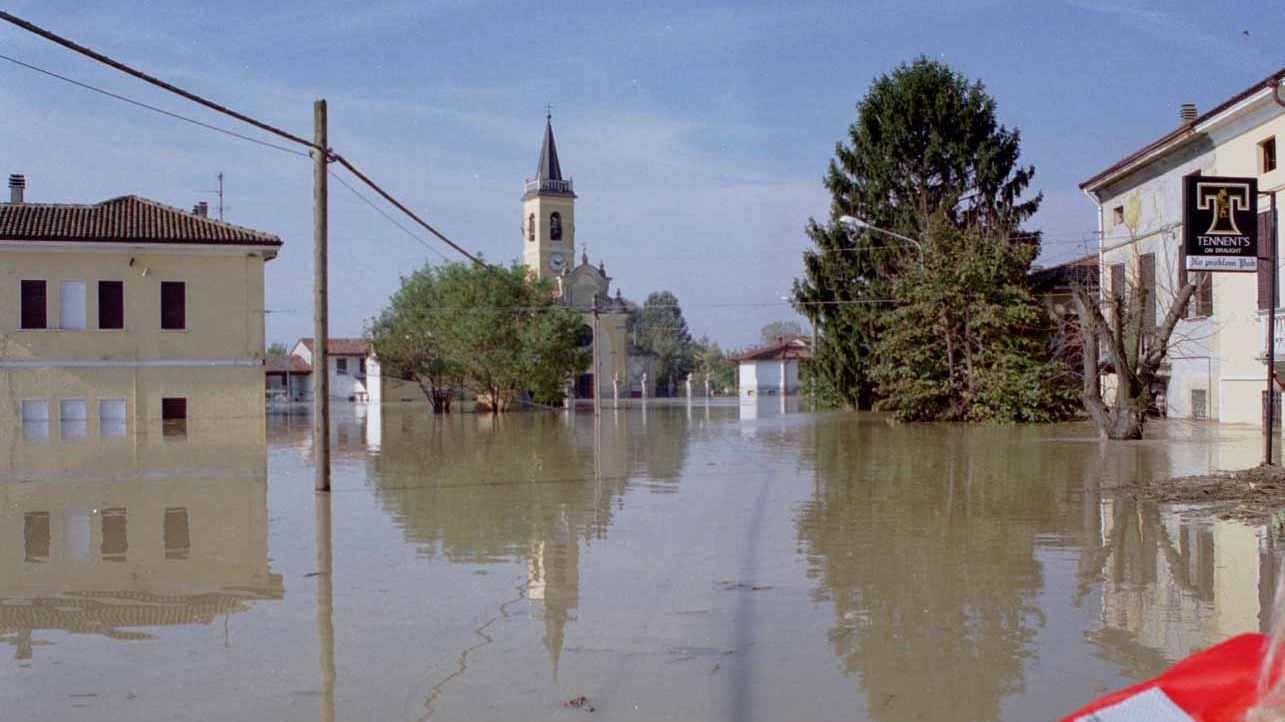 Sommo con Porto alluvionata nel 2000, sullo sfondo la chiesa