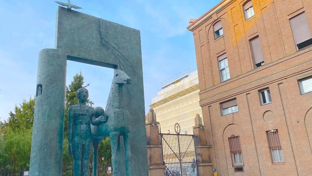 Il Sant'Ambrogio di Mimmo Paladino nel cortile d'onore della Cattolica Il Sant'Ambrogio di Mimmo Paladino nel cortile d'onore della Cattolica
