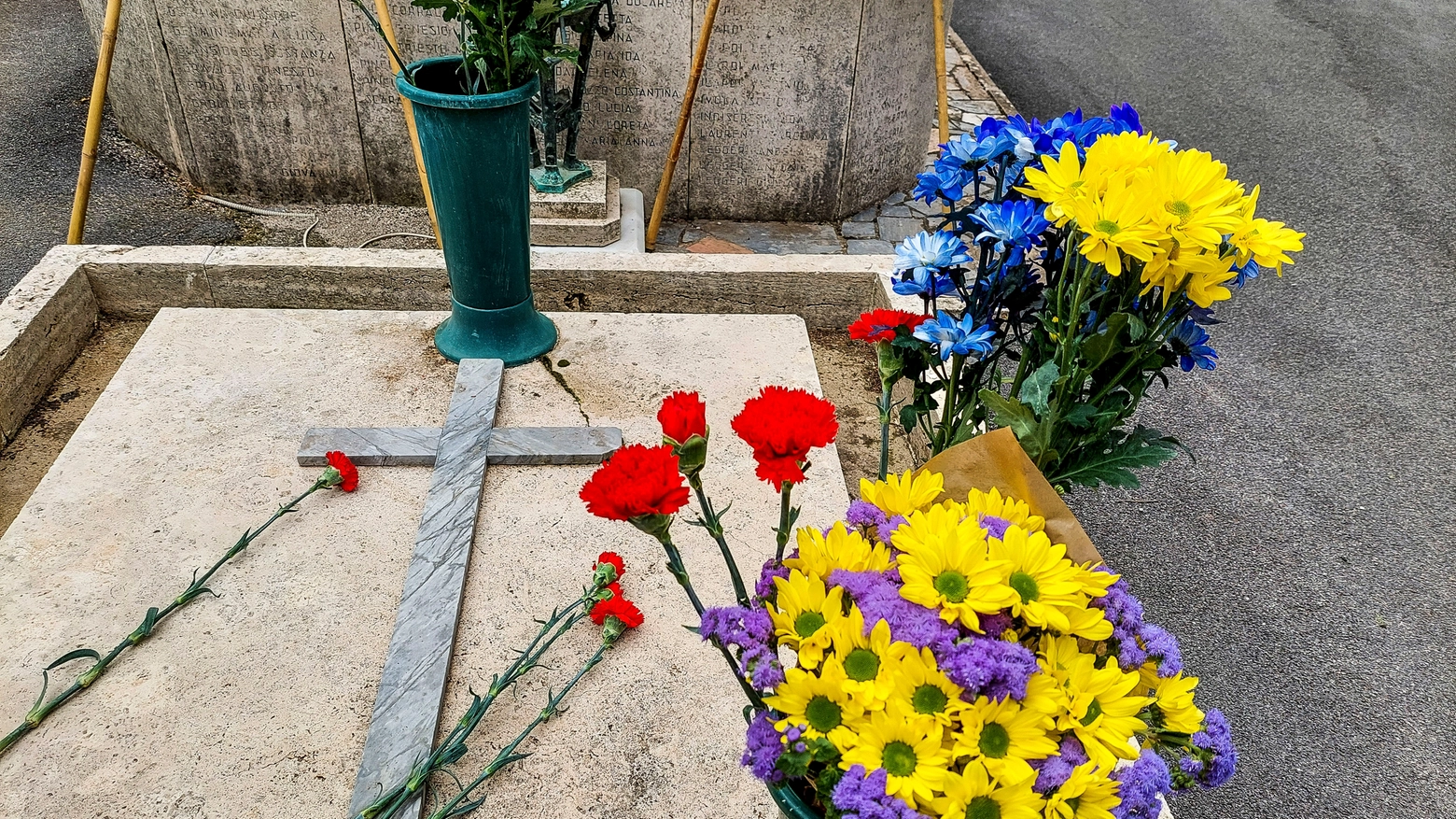 Il ricordo dei caduti con i fiori su una tomba