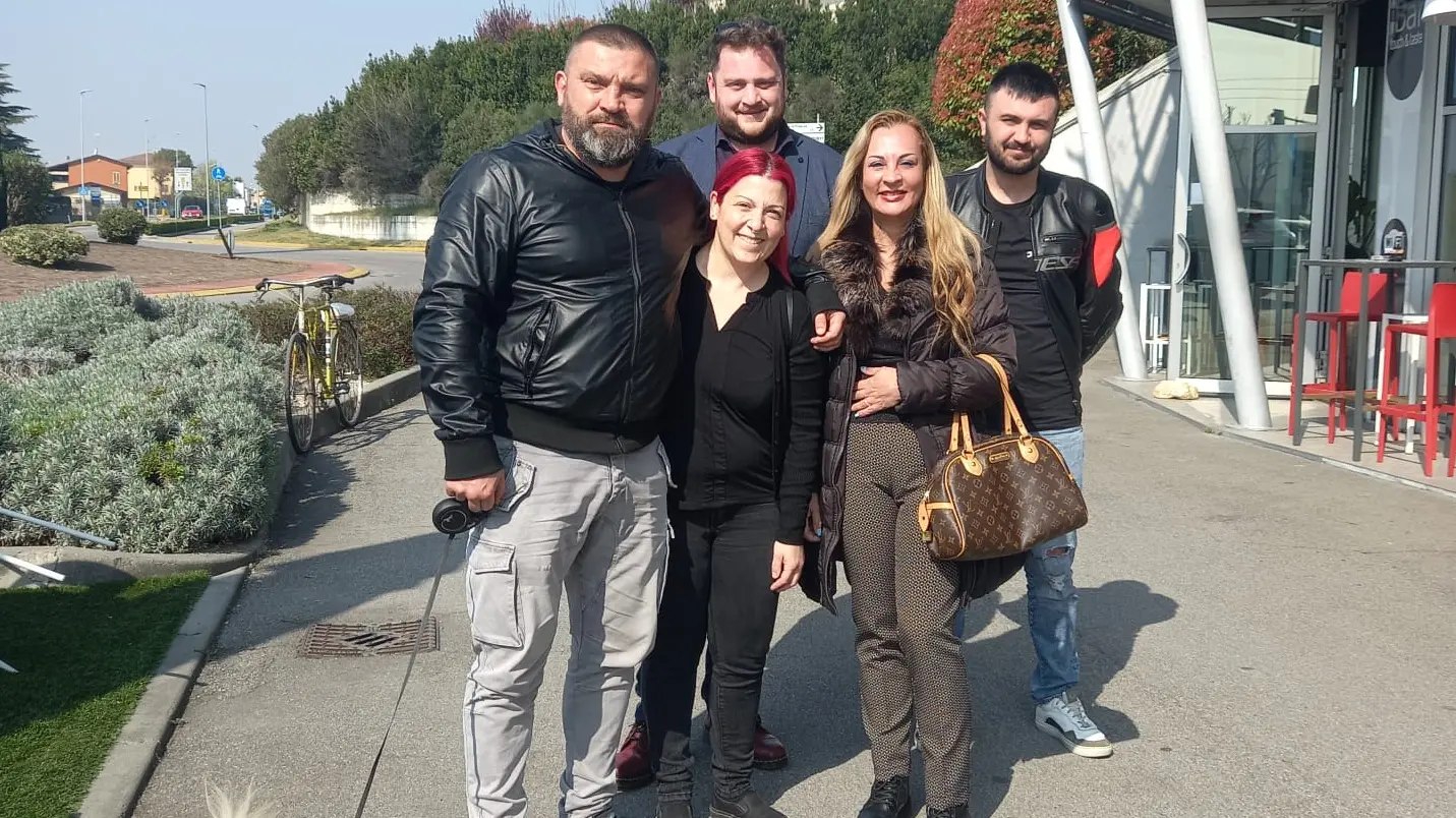 Oleksandr, il padre di Yana, è il primo a sinistra