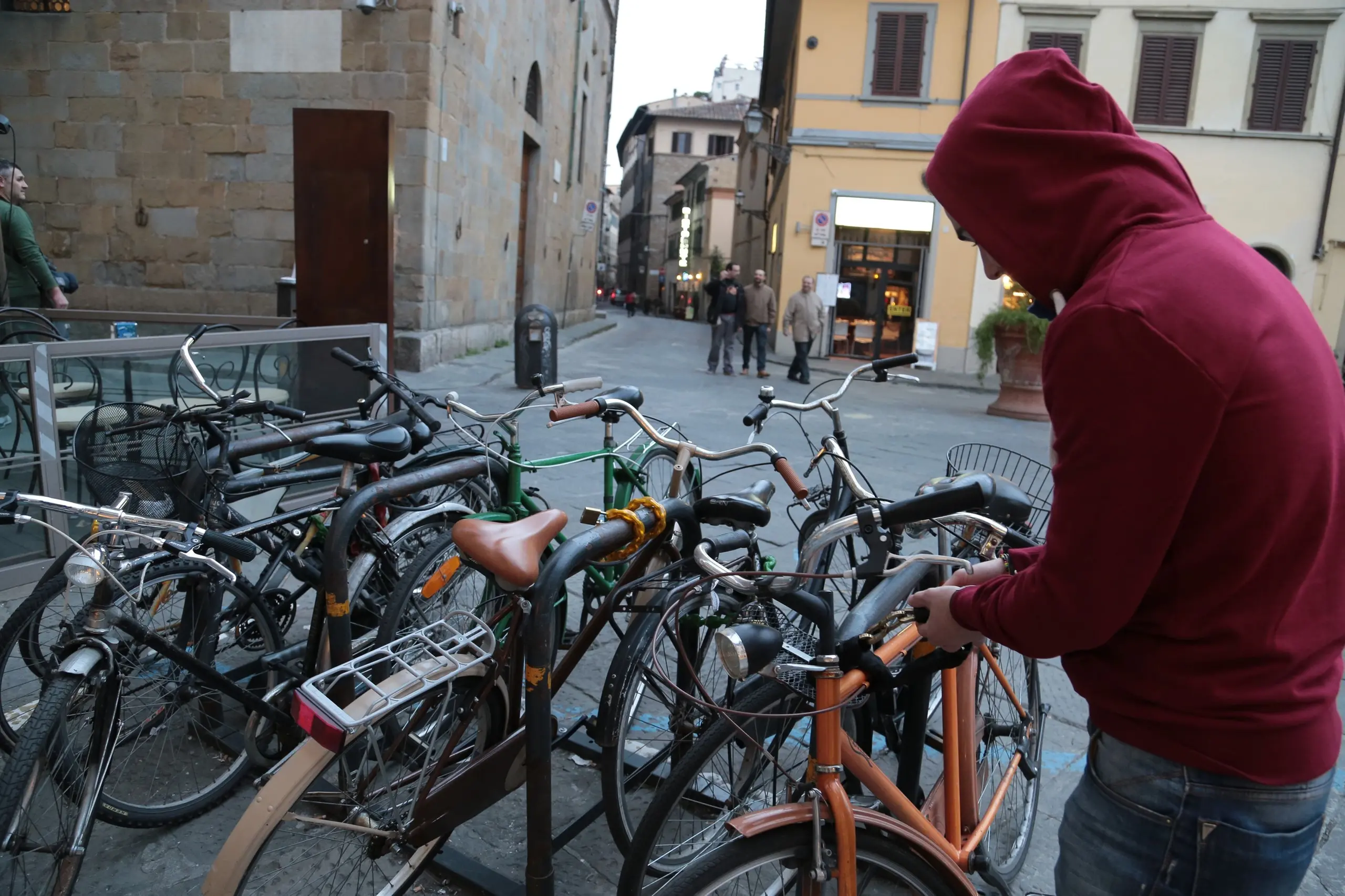Cerro Maggiore, baby gang in azione: rubate biciclette
