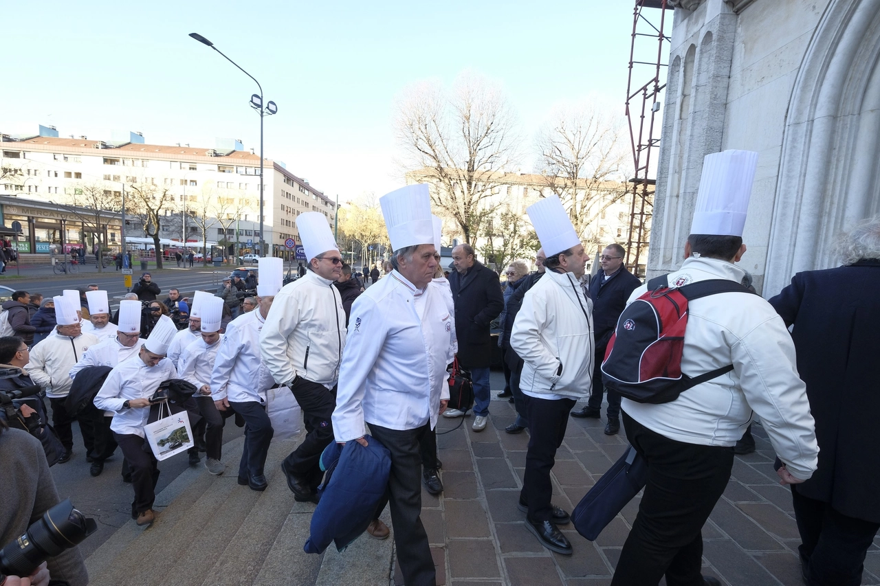 Cuochi con cappello bianco ai funerali di Marchesi