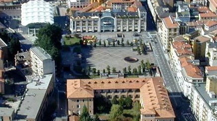Una visione di piazza Repubblica com'è oggi, con in primo piano la ex caserma Garibaldi e sullo sfon