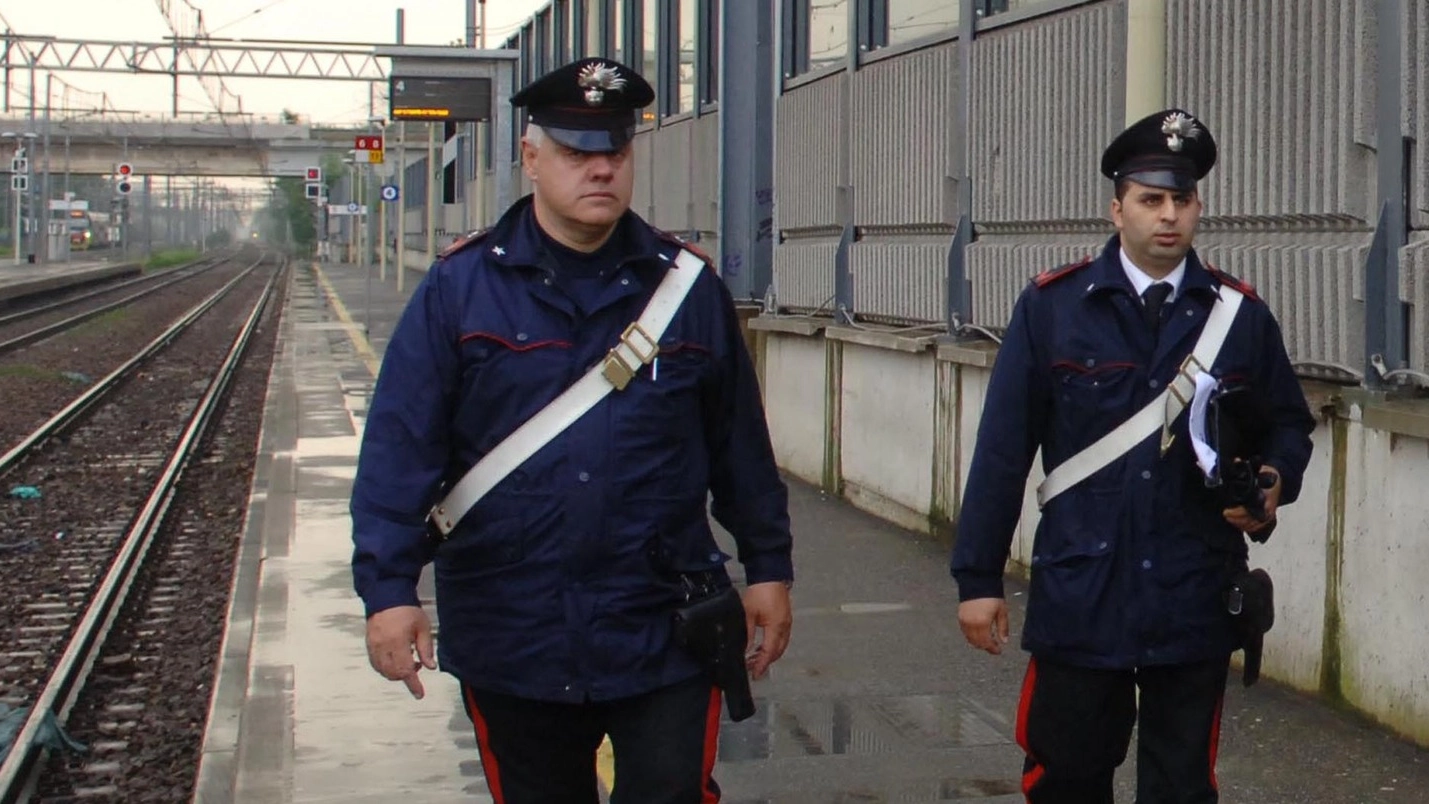 I carabinieri durante un controllo in stazione