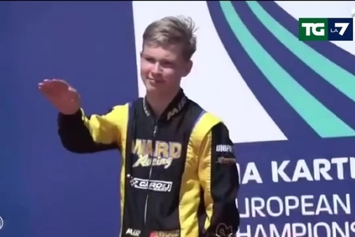 Il saluto nazista del pilota russo Artyom Severyukhin