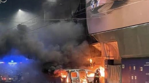  il taxi in fiamme in via Santa Margherita