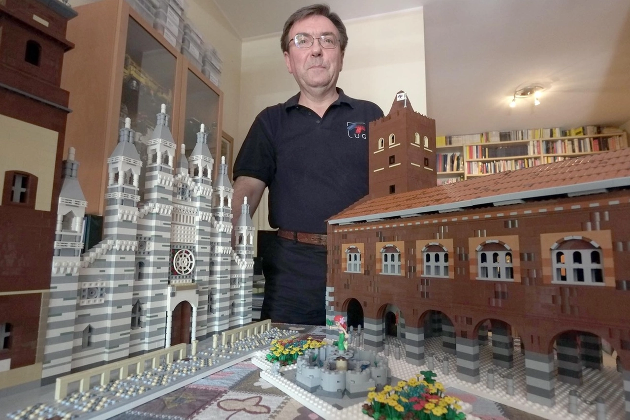 PASSIONE Marco Montrasio con la sua ultima creazione: il palazzo del ModernoARTISTA Montrasio si tiene in allenamento costruendo auto, camion e gru della serie Technic, torri, hotel e palazzi con kit già pronti È anche referente dell’associazione di appassionati ItLug