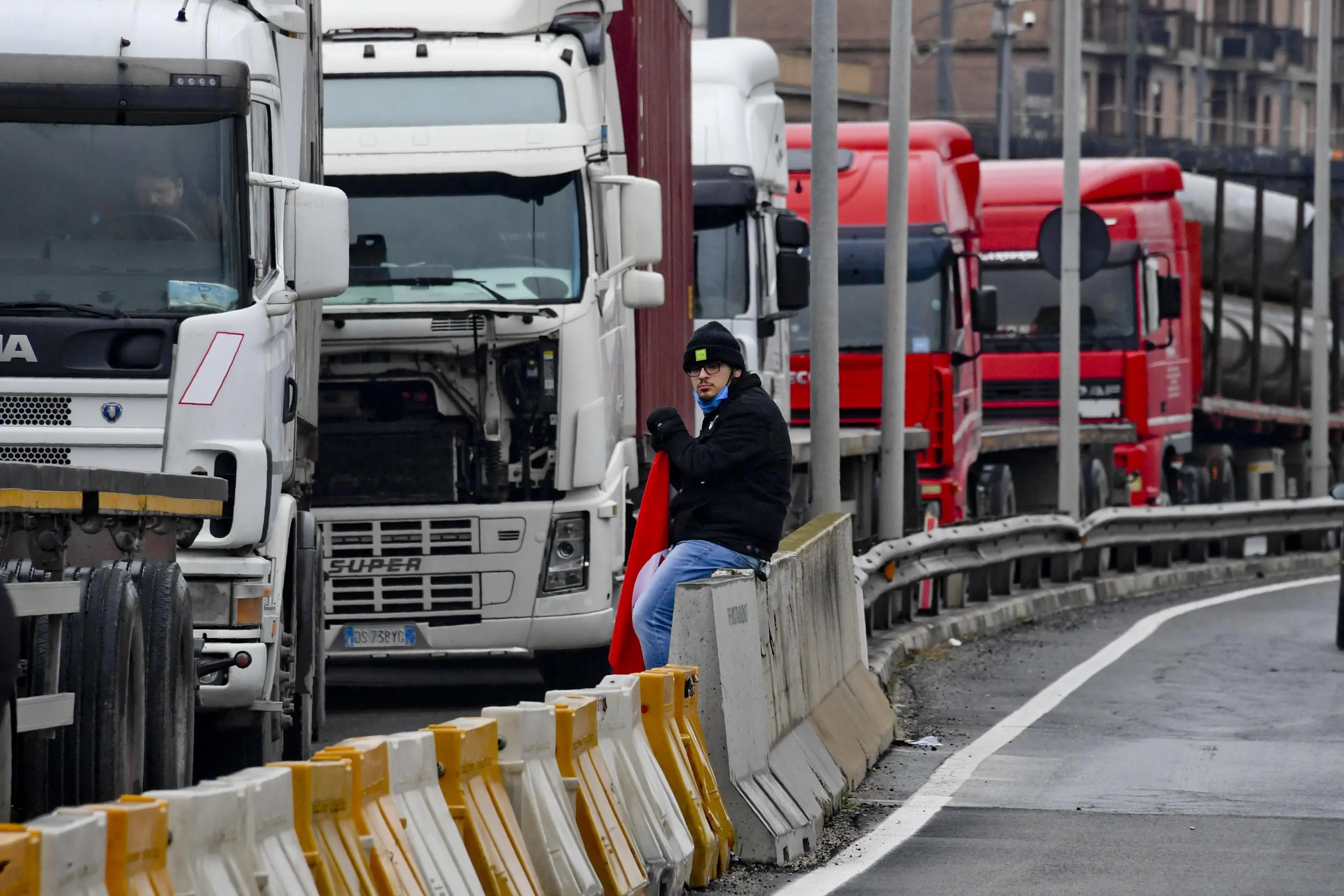 Arrivano i contributi rinviato il blocco dei Tir