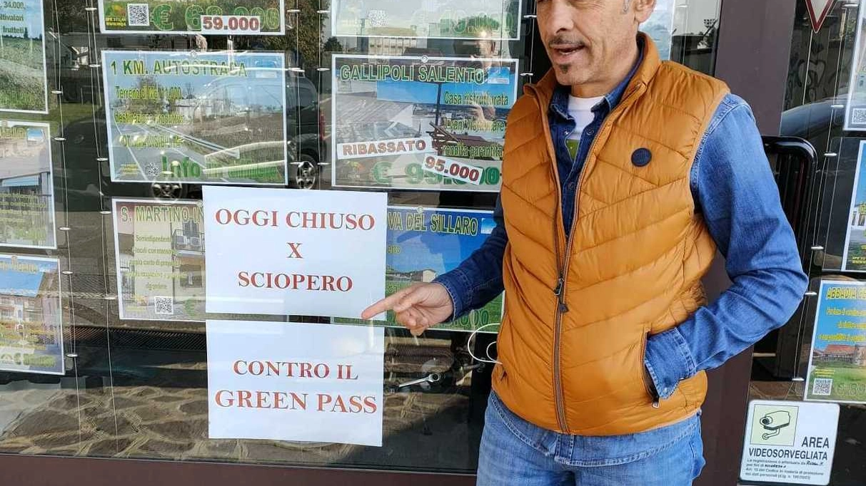 Massimo Russo, titolare dell’agenzia immobiliare rimasta chiusa per protesta