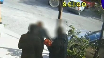 Un’immagine registrata dalle telecamere nascoste degli investigatori di Reggio Calabria