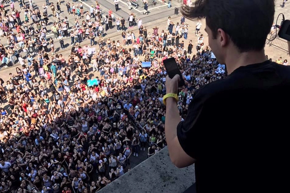 La folla di fan in piazza Duomo a Milano per l'arrivo di Riki