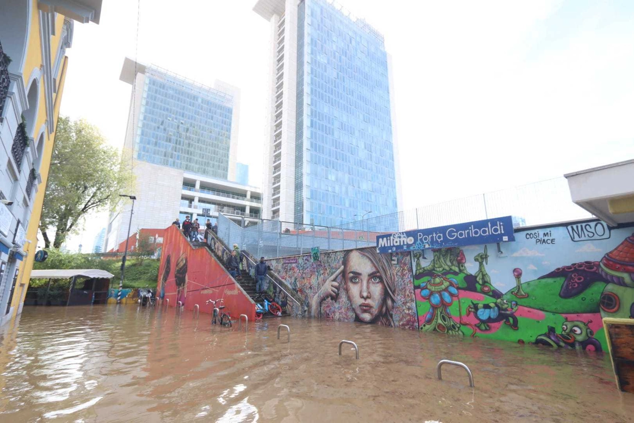 Stazione Garibaldi, l'accesso di via Pepe allagato