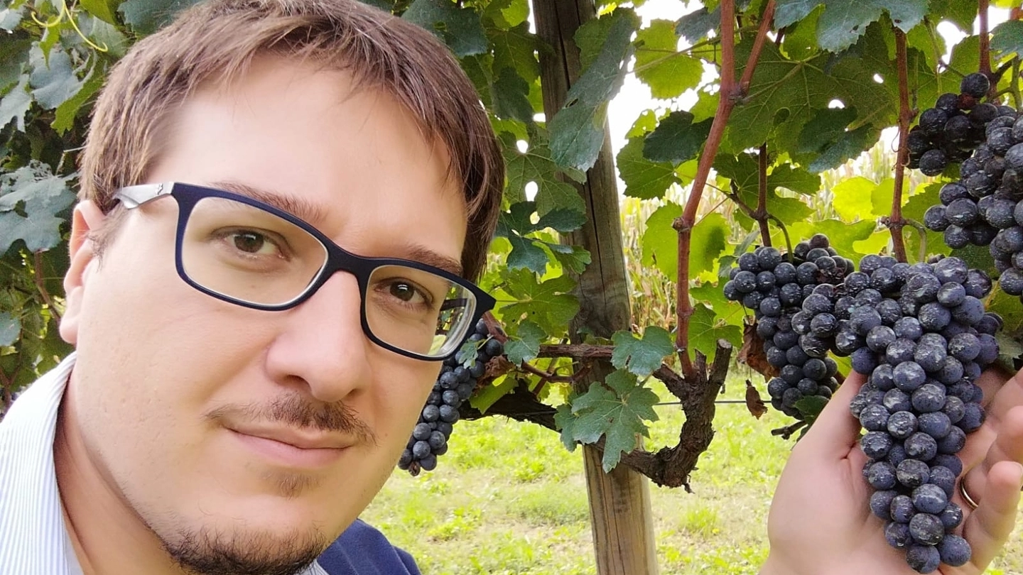 Giuseppe Longhi, 32 anni, con le sue uve