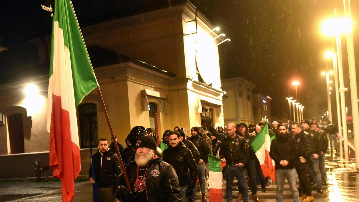 I due fronti di Varese. Antifascisti in Comune dopo lo “sfregio“ di Do.Ra.. Estrema destra in corteo