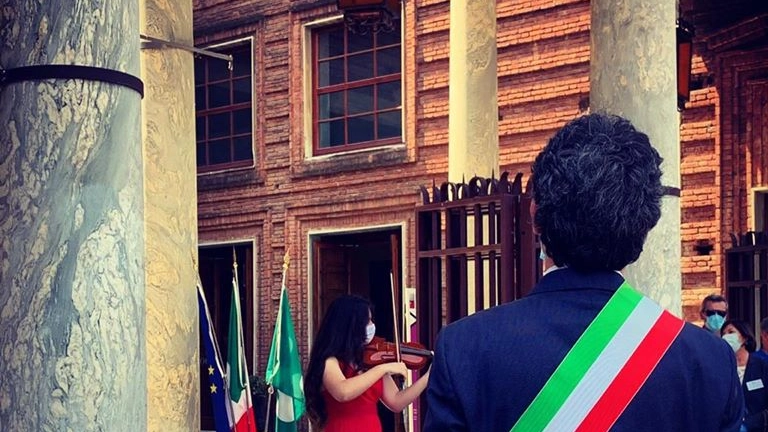 Il sindaco Galimberti ascolta la violinista Zenili
