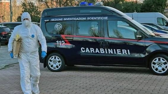 I rilievi dei carabinieri sul luogo della tragedia familiare
