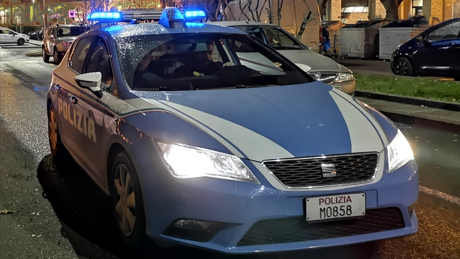 Una volante della polizia di Stato Una volante della polizia di Stato