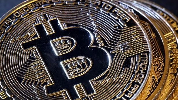 Il compratore ha pagato con soldi contraffatti e si è impossessato dell’equivalente in bitcoin trasferito via web