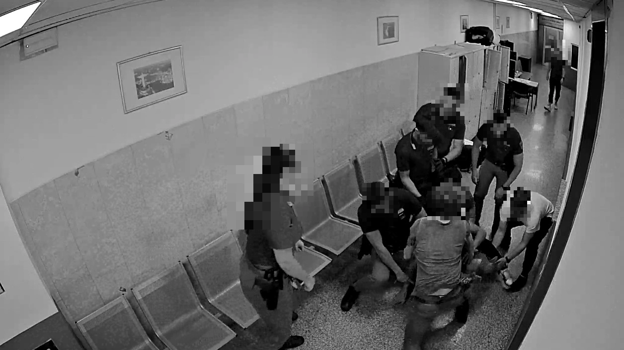 Un fermo immagine del filmato ripreso dalle telecamere interne della Questura