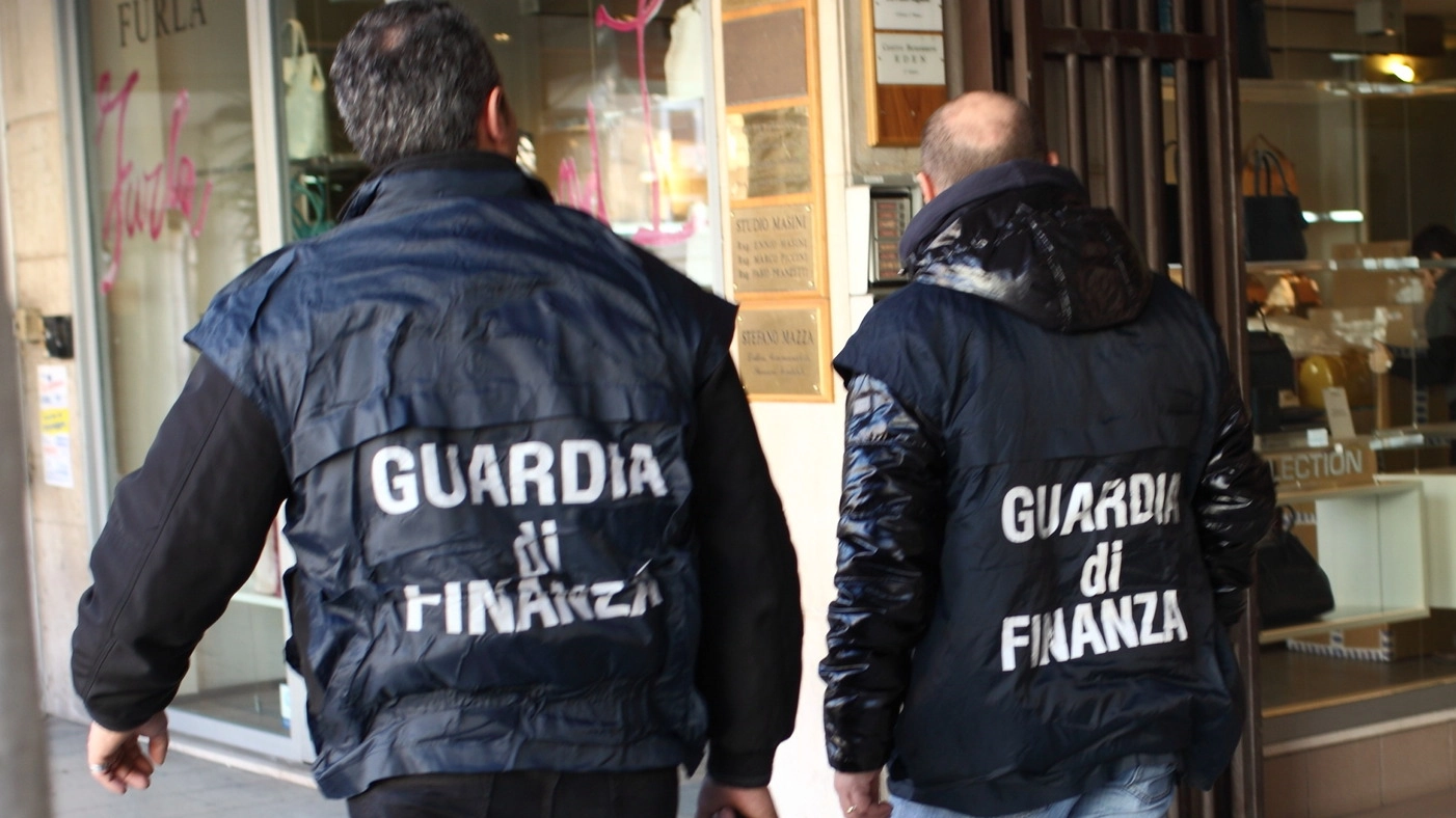 Gli agenti della Guardia di finanza hanno perquisito diversi uffici (foto di repertorio)