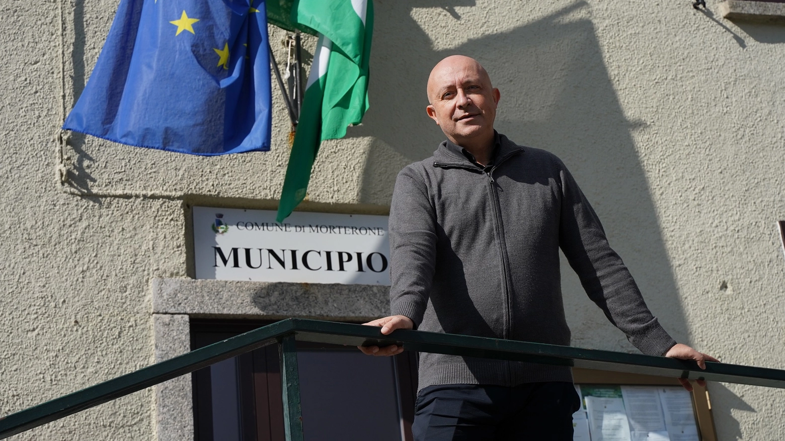 Dario Pesenti davanti al palazzo municipale. Avvocato di 54 anni, è stato eletto nell’ottobre 2021